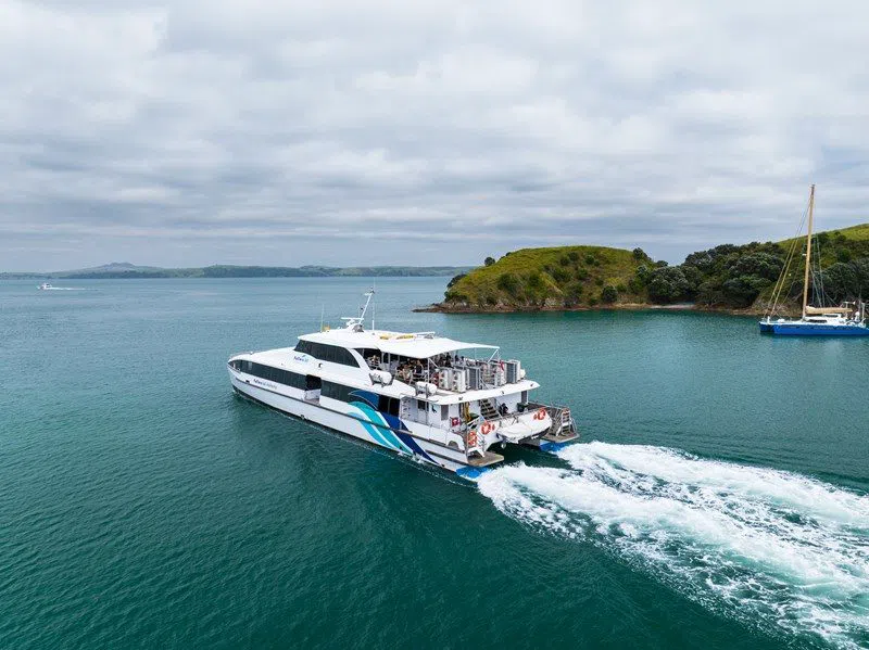 Über den Hafen von Auckland nach Devonport im September